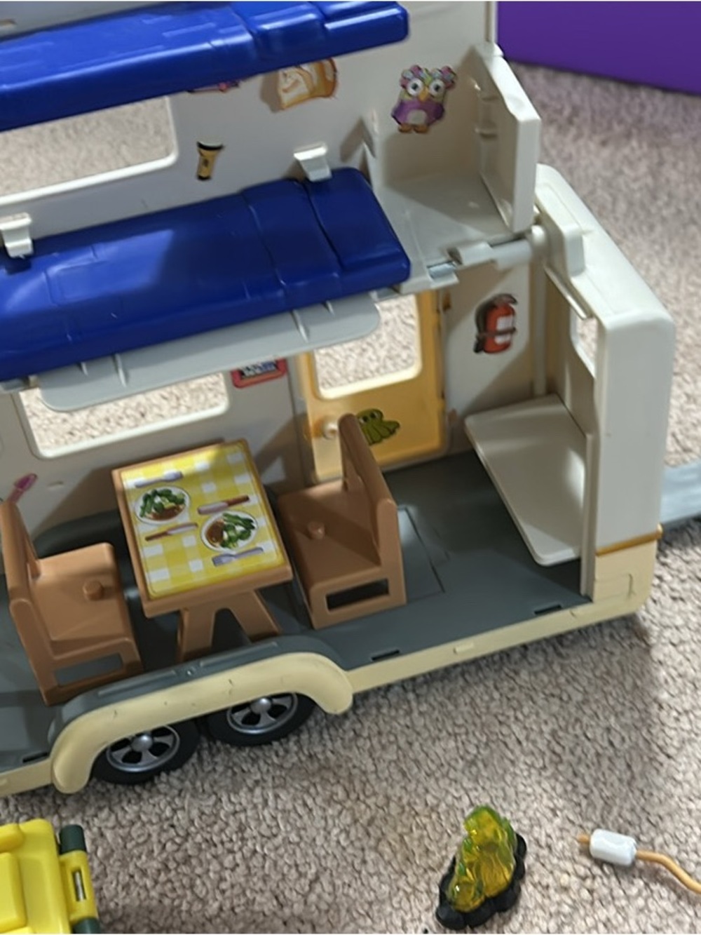 Bluey car, camper van, and trash truck and 5 characters - Picture 4 of 4